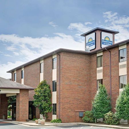 Days Inn & Suites By Wyndham Hickory Esterno foto